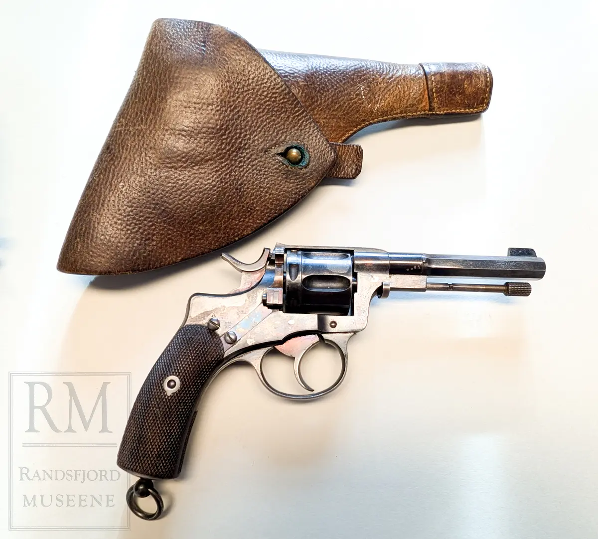 Nagant revolver med hylster i brunt lær. Model 1893 (?) 