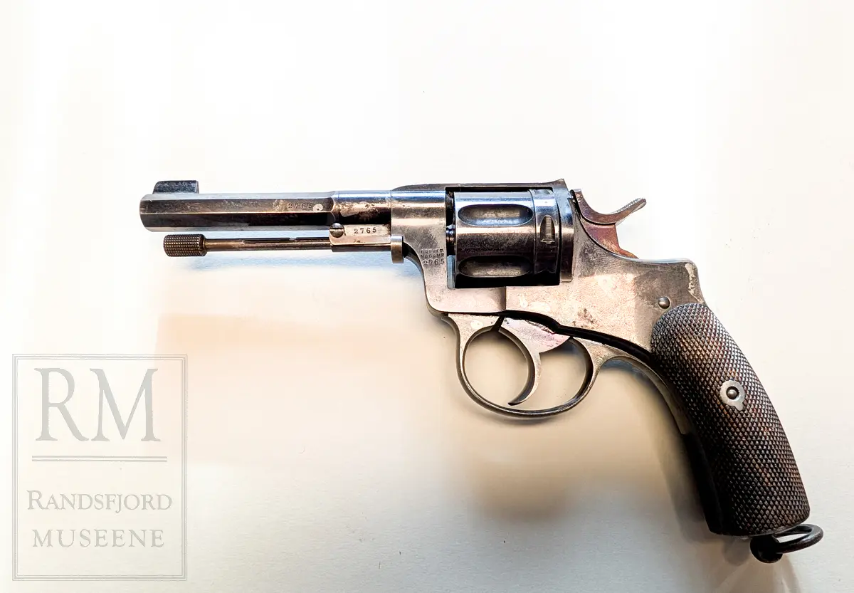 Nagant revolver med hylster i brunt lær. Model 1893 (?) 