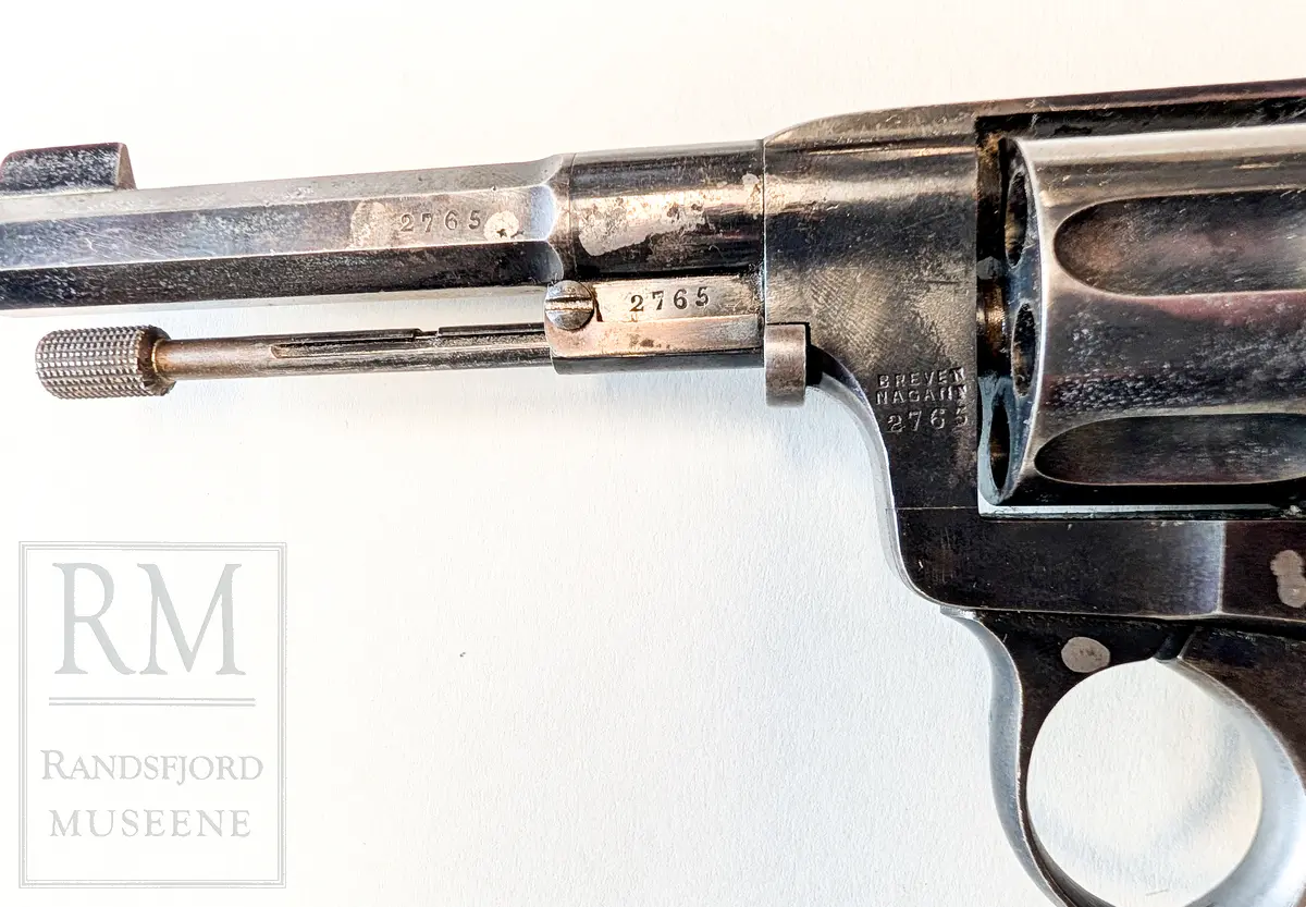 Nagant revolver med hylster i brunt lær. Model 1893 (?) 