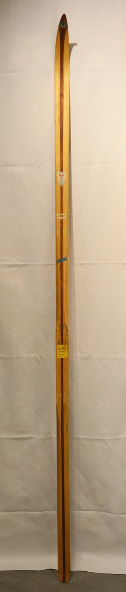 Lett-ski med overplate og såle i bjørk med hickory kanter og balsa kjerne. 