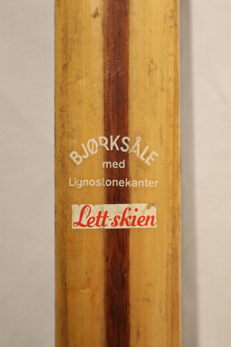 Lettski laget av bjørk med diverse skirenn stempel på oversiden.