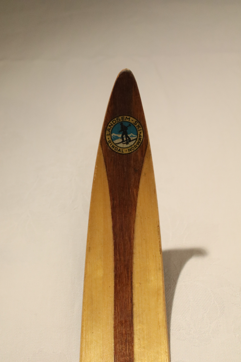 Lett-ski med overplate og såle i bjørk med hickory kanter og balsa kjerne. 