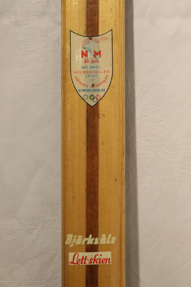 Lett-ski med overplate og såle i bjørk med hickory kanter og balsa kjerne. 