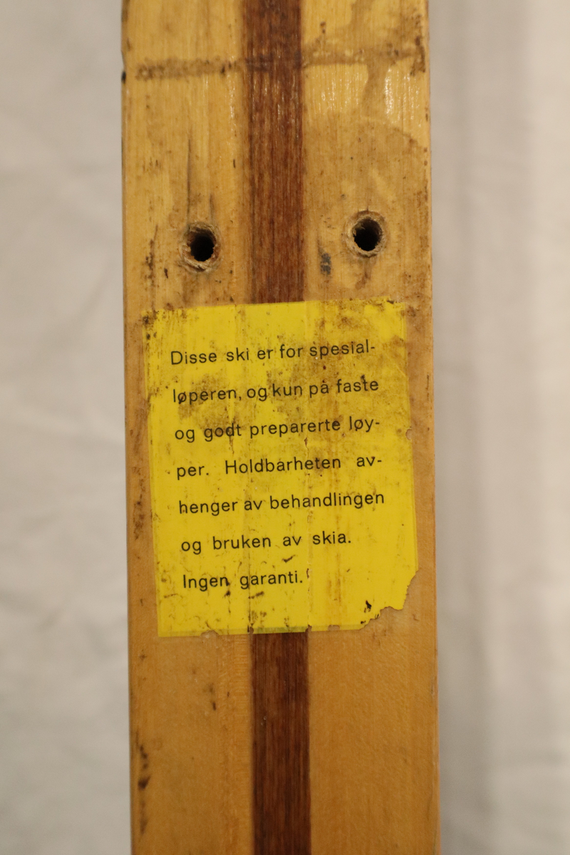 Lett-ski med overplate og såle i bjørk med hickory kanter og balsa kjerne. 