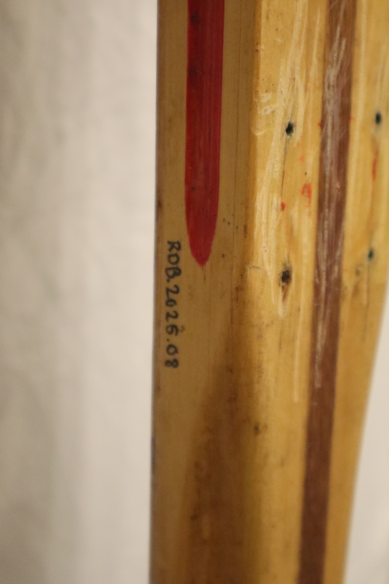 Lett-ski med overplate og såle i bjørk med hickory kanter og balsa kjerne. 