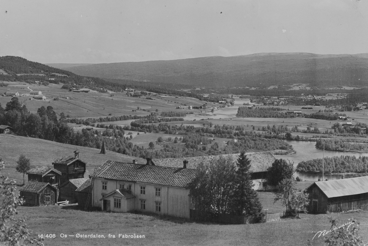 Os sett fra Fabroåsen. Gårdbebyggelse på Fabroåsen i forgrunnen