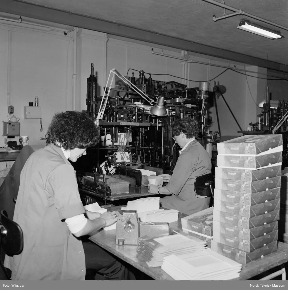 Alvøens Papirfabrik. Konvolutter og brevark pakkes.