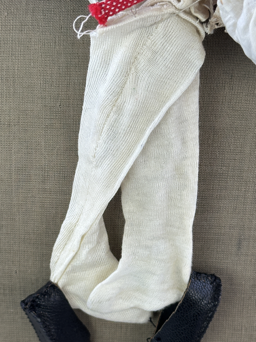 Sockendräkts kläder i 9 delar -  föreställande den kvinnliga dräkten från Östervallskogs socken i Värmland. Docka saknas.