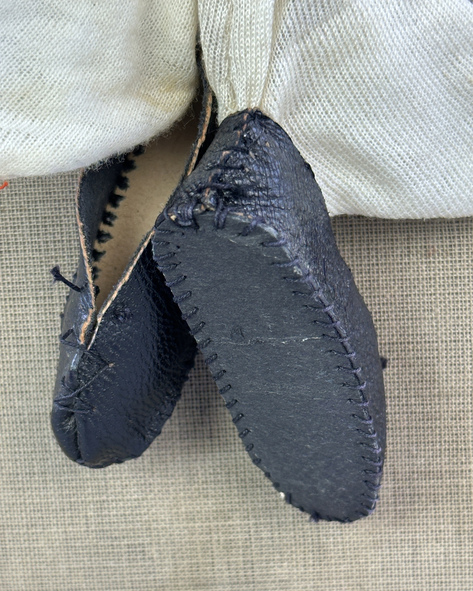 Sockendräkts kläder i 9 delar -  föreställande den kvinnliga dräkten från Östervallskogs socken i Värmland. Docka saknas.