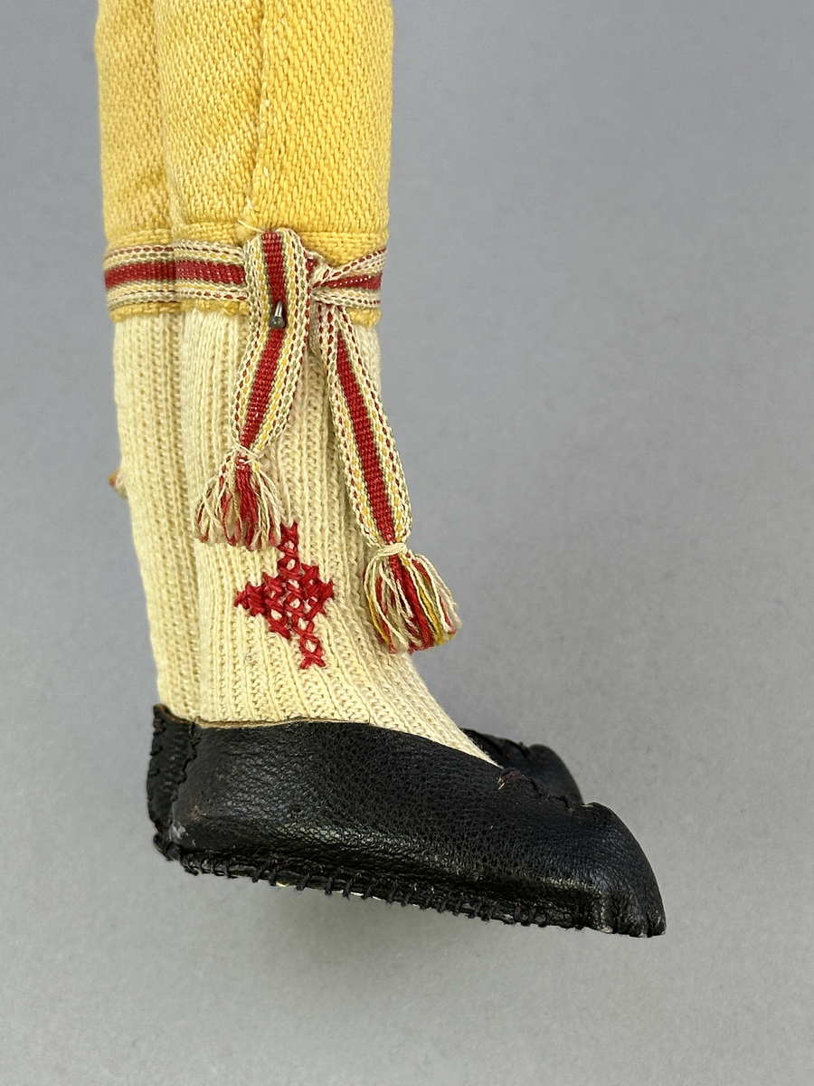 Docka klädd i manlig sockendräkt föreställande Norra Ny socken i Värmland. Huvud och händer sydda av sämskskinn samt kropp av trikåtyg.