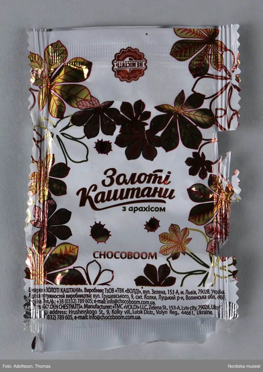 Kolorerad plåtask med lock avsedd för chokladpraliner. Asken är dekorerad med flera olika bildmotiv i blått, brunt, svart, gult och orange. Inuti asken finns 26 omslagspapper till chokladpralinerna i olika färger och mönster.
Motivet på askens lock heter "Russian warship, go...! Glory to Ukraine!". I mitten syns en ukrainsk soldat som skulle kunna vara gränsvakt. Ute på havet framför soldaten syns ett ryskt krigsskepp som kan identifieras som misilkryssaren Moskva byggd 1982. Den ukrainska soldaten är vänd mot skeppet. I sin vänstra hand håller han ett maskingevär och med den högra handen gör han en obscen gest mot fartyget.