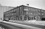 Under åren 1942-1945 byggdes Mjölbys nya centrum efter Stockholmsarkitekten Cyrillus Johanssons stadsplan. För husens arkitektritningar stod Mjölbys stadsarkitekt Gunnar Påhlman. Huslängorna grupperar sig runt stadshuset som stått klart 1940.