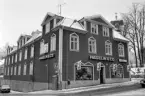 Butiksskylten har sannerligen haft sina föregångare. Järnhandelsfirman utmed Kungsvägen i Mjölby bar sitt namn på adressen från 1870-talet till år 1996. Därefter ytterligare några år från ett nytt läge på andra sidan Kungsporten. Bakom firmans start låg den så kallade 