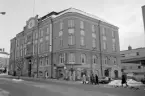 Sedan år 1905 pryds Kungsvägen i Mjölby av Norrköpingsarkitekten Werner Northuns pampiga bankhus. Tidens livfulla jugendstil förtar inte på något vis den soliditet en bank önskar förmedla.