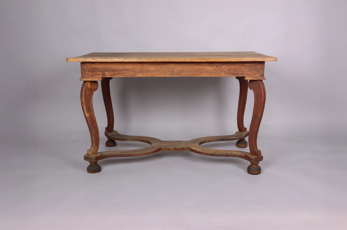 Bord av trä. Trären bordsskiva. 4 svängda ben. Varje ben avslutas med ett halvt svarvat klot. Svängd krysslå sammanför benen i nederkant. Rester av rödbrun färg på underredet.