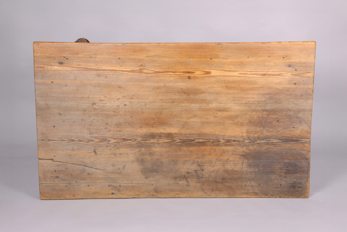 Bord av trä. Trären bordsskiva. 4 svängda ben. Varje ben avslutas med ett halvt svarvat klot. Svängd krysslå sammanför benen i nederkant. Rester av rödbrun färg på underredet.