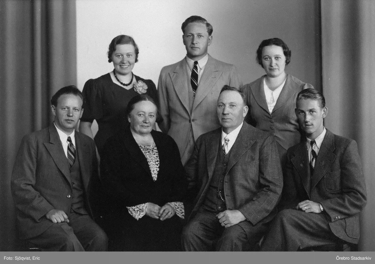 Familjen Malm

Stående: Bojan, Tore, Valborg. Sittande: Bertram, Augusta, David, Gösta