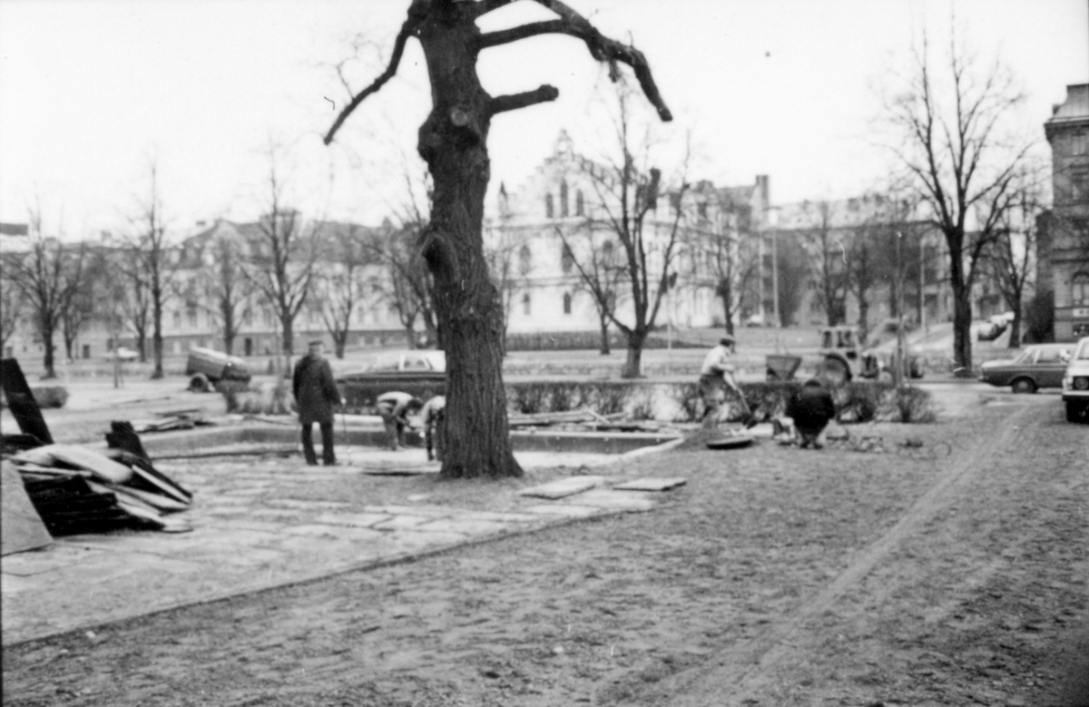 Reparation av bassängen utanför dåvarande Gävle Museum 1 december 1976.