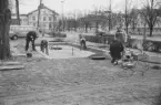 Reparation av bassängen utanför dåvarande Gävle Museum 1 december 1976.