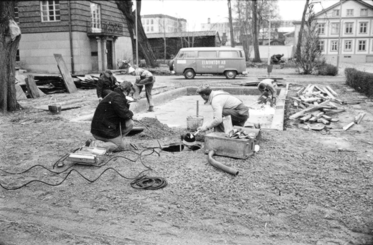 Reparation av bassängen utanför dåvarande Gävle Museum 1 december 1976.