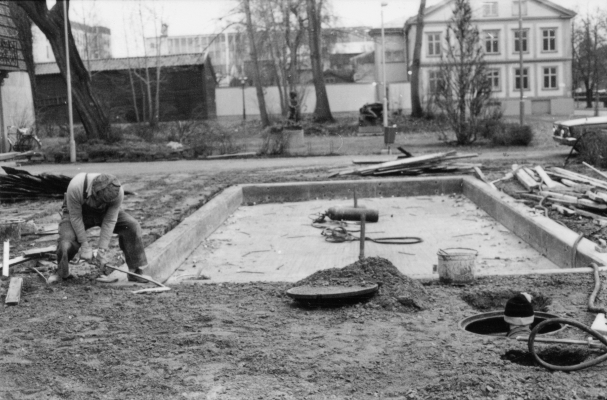 Reparation av bassängen utanför dåvarande Gävle Museum 1 december 1976.