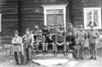 Brovaktare framför förläggningen i gamla byggningen på Ol-Ers. Foto 1914-1918. Nummer två i främre raden var kock, nummer tre hette Lundeberg, son till disponent Lundeberg i Mackmyra.