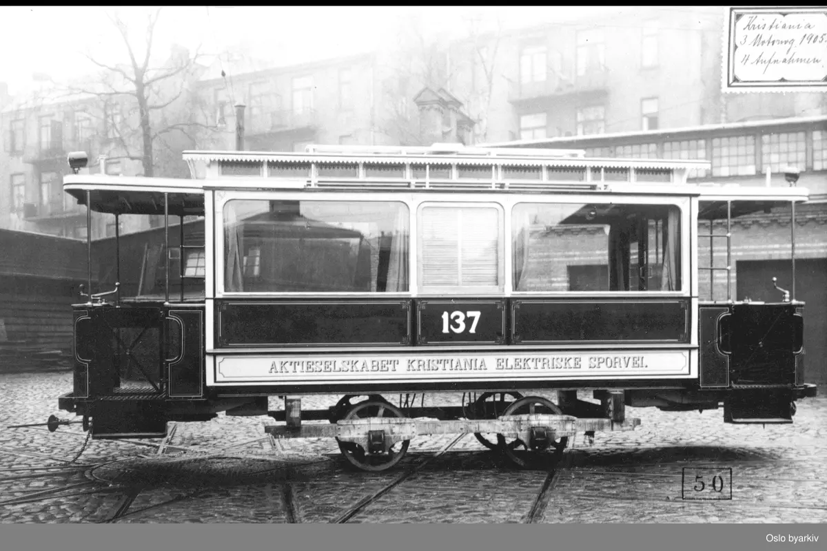 Elektrisk sporvogn fra 1905, med åpne plattformer.