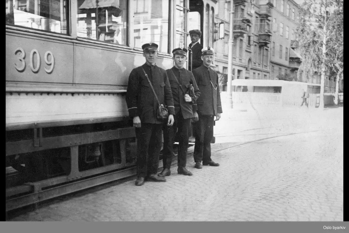 AS Kristiania Elektriske Sporvei konduktører utenfor sporvogn i Kirkeveien. .Påskrift på bildet om datering er feil, da elektriske sporvognene kom i 1894. Vognen er lukket i front som tyder på at bildet er vesentlig nyrere, muligens rundt 1908 - 15.