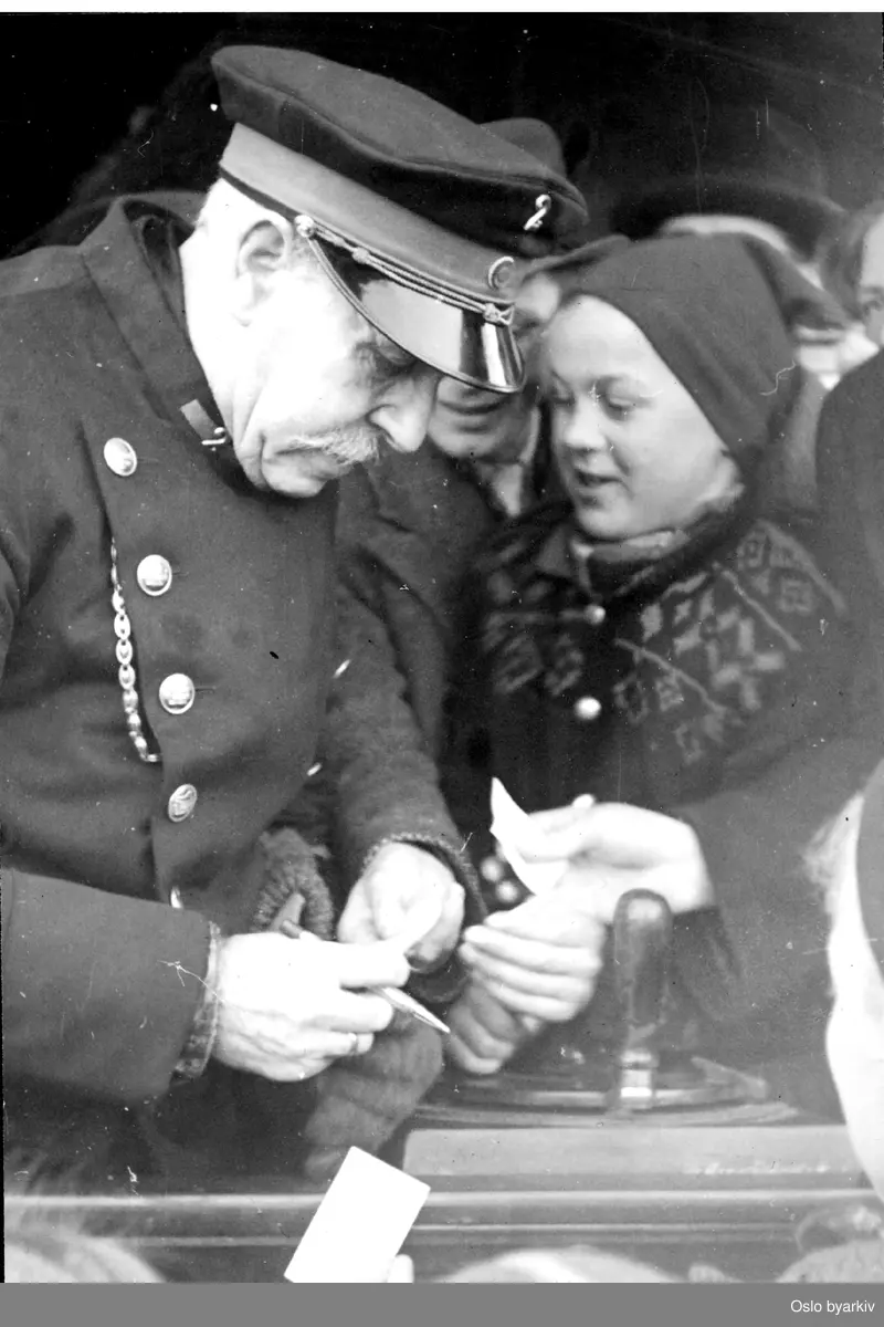 Jubileum 1894-1944, .på bilde ser vi konduktør som skriver ut billett til et barn. Billettpris kr.2.