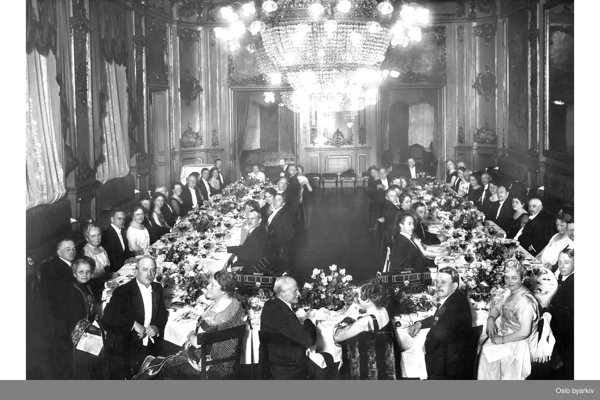 Festmiddag holdt for Blåtrikkens 30 -års jubileumsfest, speilsalen på Grand Hotel.