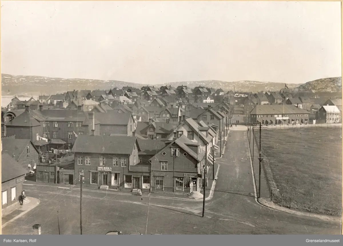 Wiullsgate i Kirkenes sett fra dampskipssentralen, 1937.