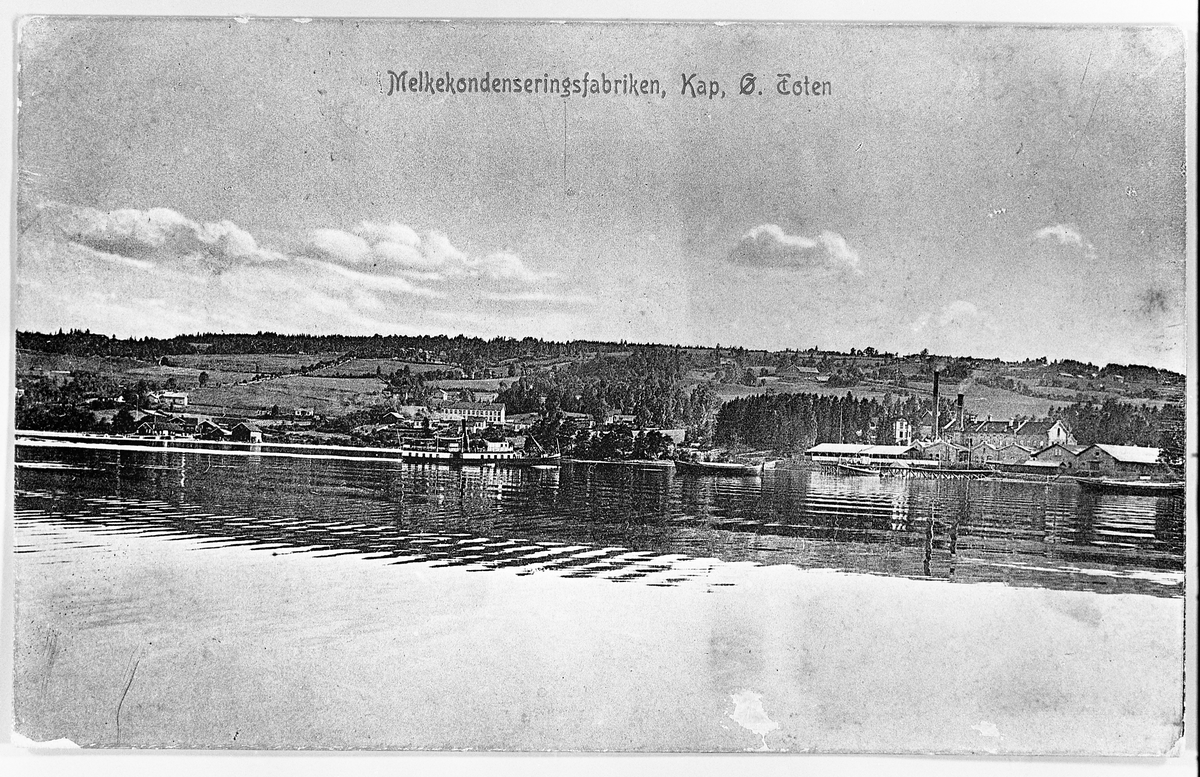 Mjølkefabrikken på Kapp.
Fra venstre: Kapp brygge, pensjonatet, båten Hamar, en lekter og fabrikken.