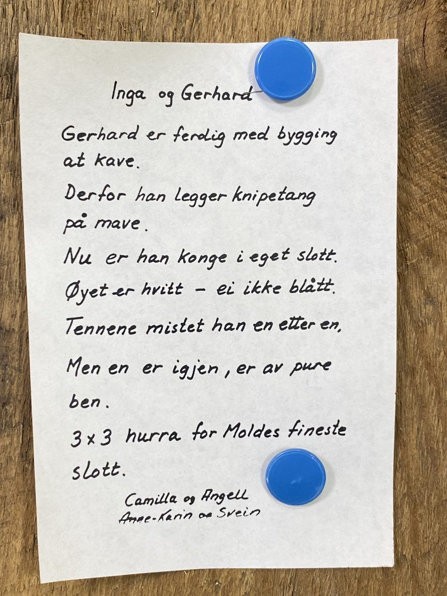 En menneskeligenende figur som er satt sammen av ulike trestykker, med armer, ben, hatt/krone på hode, med stokk og knipetang.