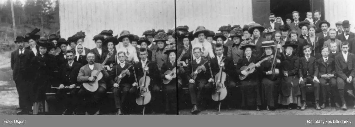 Ørje Bedehus 1907. Utsnitt av gruppen.
Første rekke fra venstre:
Syver Larsen med fløyte, Brynhild Svendsen, NN, NN, Ragnhild Andersen, NN dame, Petra Fjeld, NN gutt, Rolf Diskerud, stor dame, Lina Larsen, Anne Lie, Magnhild Ulstein (Lie), Dina(eller Gina?) Dahl, Signe Dahl. 

2. rekke:
Oline og Jens Guneriussen, Karoline, Nissa i Nesset, sist i rekka, Birger Diskerud.

3. rekke 
Anna Frantzen ytterst til venstre - midt på bildet, Thea Svendsen.

Bakerste rekke fra venstre:
Ludvig Pettersen.