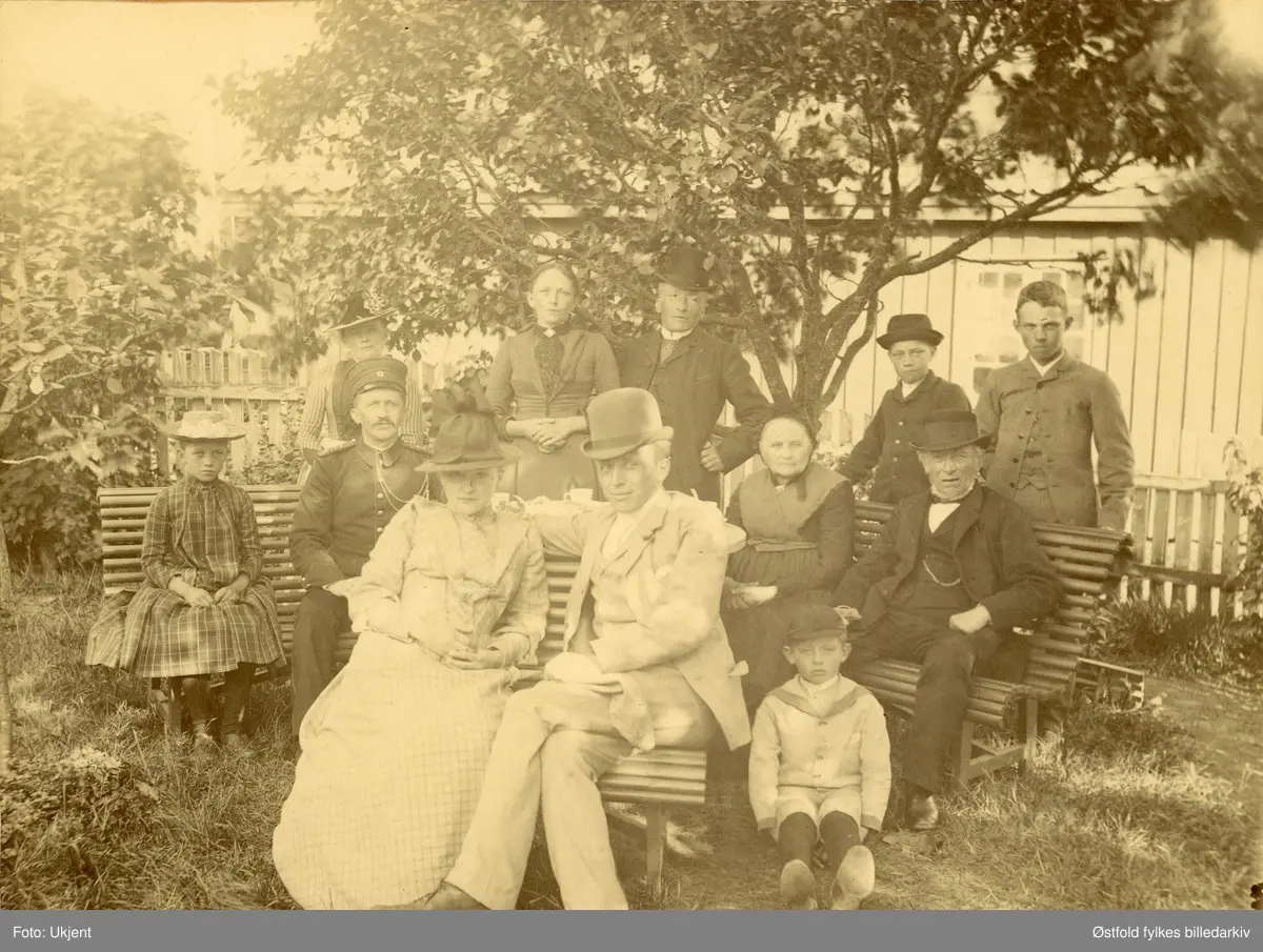 I hagen til St. Marie gate 71 i Sarpsborg ca. 1890. 
Foran Fanny og Christian Severin Andresen,  gutten er Carsten Olsen. 
I midten: 
Aagot Marie Olsen, løytnant Kristian Andresen, huseierne på hagebenken Anne Marie og Carsten Andresen. 
Bakerst: 
Augusta Karine Andresen, Julie Marie Olsen f. Andresen, Karl Andresen, Rolf og Sigurd Olsen.