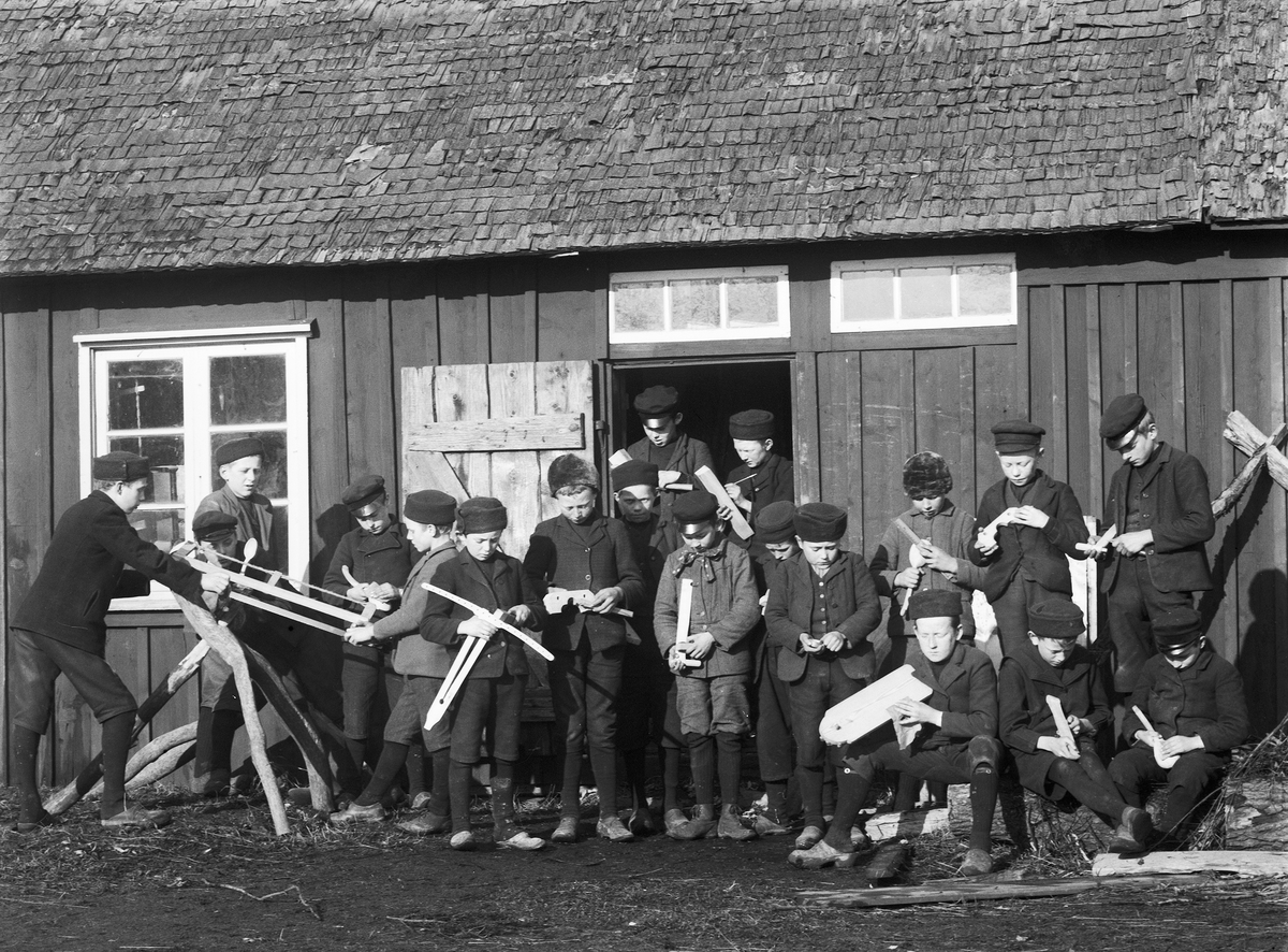 Elever från Årstads skola visar föremål de har tillverkat på träslöjden.
