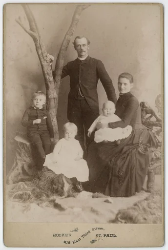 Porträtt på Oscar Lönegren med fru och barn Carl, Carla och Josef i Saint Paul, 