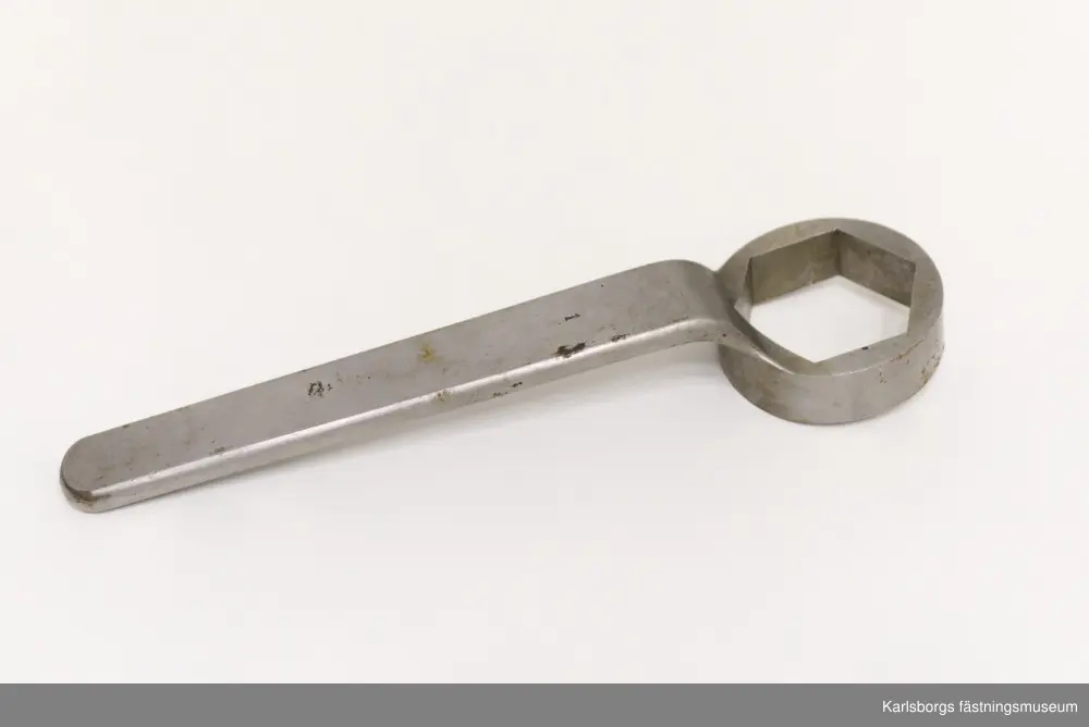 Låda med tillbehör till en 22cm haubits fm/1878, även kallad Crusebjörn. Två laddbryggor, en skruvnyckel till stötbottenmutter, två skruvar till stötbottenstjälk och en bricka till stötbotten. Tillbehören inkom till Armémuseets samling 1933 från Karlsborgs tygstation innan de hamnade hos Karlsborgs fästningsmuseum.
