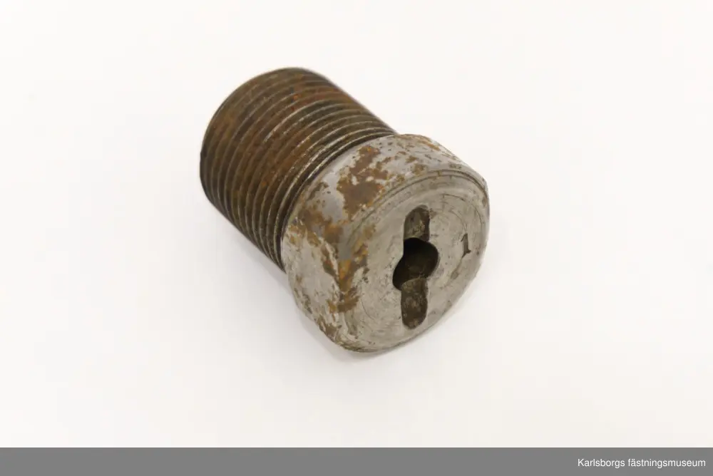 Låda med tillbehör till en 22cm haubits fm/1878, även kallad Crusebjörn. Två laddbryggor, en skruvnyckel till stötbottenmutter, två skruvar till stötbottenstjälk och en bricka till stötbotten. Tillbehören inkom till Armémuseets samling 1933 från Karlsborgs tygstation innan de hamnade hos Karlsborgs fästningsmuseum.