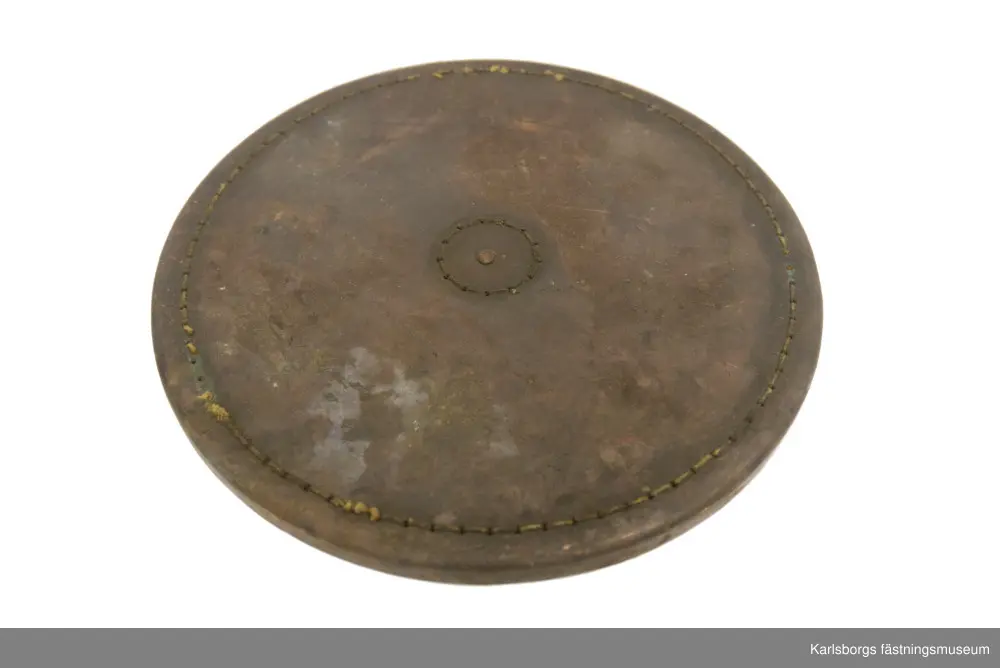 Låda med tillbehör till en 22cm haubits fm/1878, även kallad Crusebjörn. Två laddbryggor, en skruvnyckel till stötbottenmutter, två skruvar till stötbottenstjälk och en bricka till stötbotten. Tillbehören inkom till Armémuseets samling 1933 från Karlsborgs tygstation innan de hamnade hos Karlsborgs fästningsmuseum.