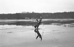 På väg i vaken med skidor.