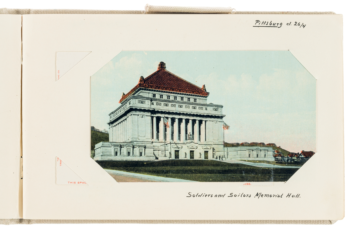 Denna kolorerade vykort visar Soldiers and Sailors Memorial Hall i Pittsburg.