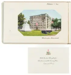 Denna kolorerade vykort visar Washington Monument i Pittsburg. Det syns en skulptur av en ryttare, en kanon och en byggnad med amerikanskt flagga i bakgrunden.