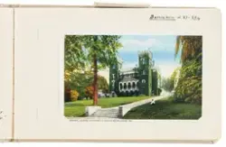 Denna kolorerade vykort visar biblioteksbyggnaden på universitet i Bethlehem.