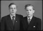 Grupporträtt, två personer. Lars och Olle Andersson, Gränby.
Ur Gustaf Åhmans samling.