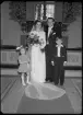 Grupporträtt, brudpar. Sten Hyltberg, Skogsvägen 25, Västerås.
Ur Gustaf Åhmans samling.