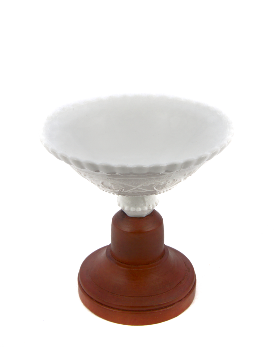 Sukkerkopp av porselen med trestett.