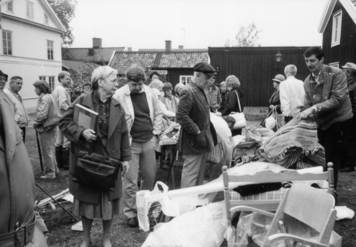 Gävle stad - Söder, ”Gamla Gefle”.
Auktion på ”Snusmajas tomt” i Gävle 23/9 1984, arrangerad av Miljöpartiet i Gävle.

