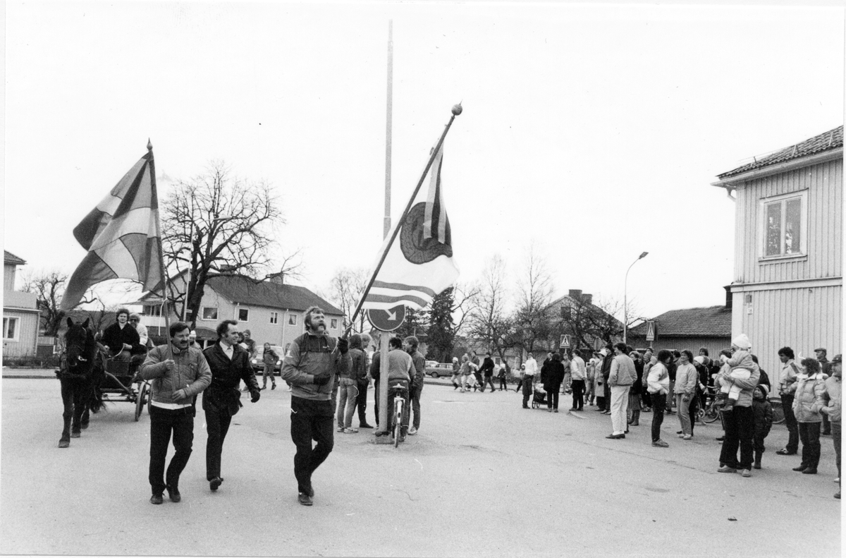 Åke Pettersson,
Den 4-faldige världsmästaren förs i procession från bostaden till torget i Brunn. HIF:s fana bärs av Nils-Göran Bohlin, den svenska av John Östblom.