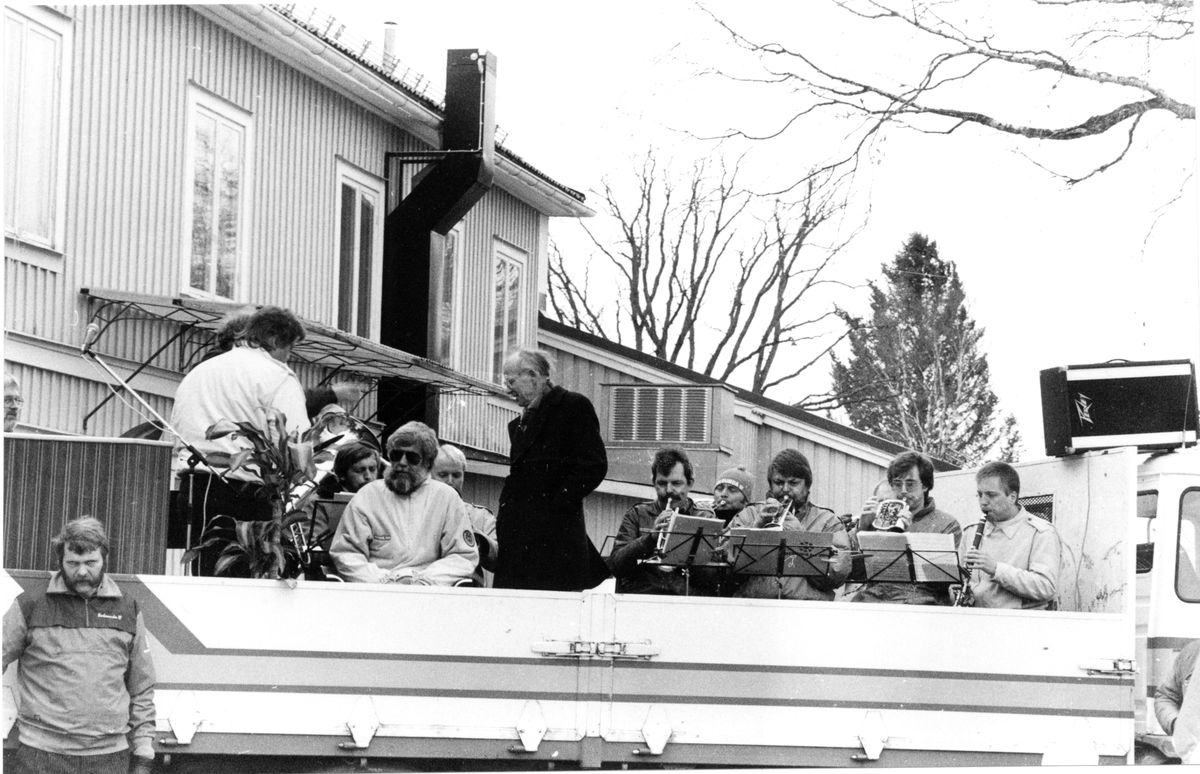 Åke Pettersson,
4-faldige världsmästaren Åke Pettersson på torget i Brunn. Åke Pettersson i bildens vänstra del (sittande med mörka glasögon). Landshövding Hans Hagnell till höger om Åke Pettersson. Till höger syns medlemmar av blåsorkestern "Blås-laget".